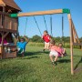 Kinder spielen auf dem Backyard Discovery Spielturm Cedar Cove mit Schaukeln und Rutsche.