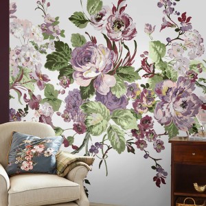 Laura Ashley Vliesfototapete Rosemore mit Rosen, Blättern und Blüten in Lila- und Grüntönen.