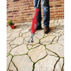 Rothenberger Elektro Unkrautvernichter in Aktion: Unkrautbeseitigung auf Pflastersteinen.