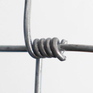 Detailaufnahme Knotengeflecht Wildzaun, verzinkter Draht, enge Wicklung.