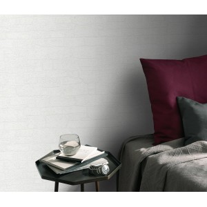 Helle Erismann Vliestapete Imitations 2 Stein Weiß FSC® im Raum, mit Steindekor und angedeuteter Wohnszene.