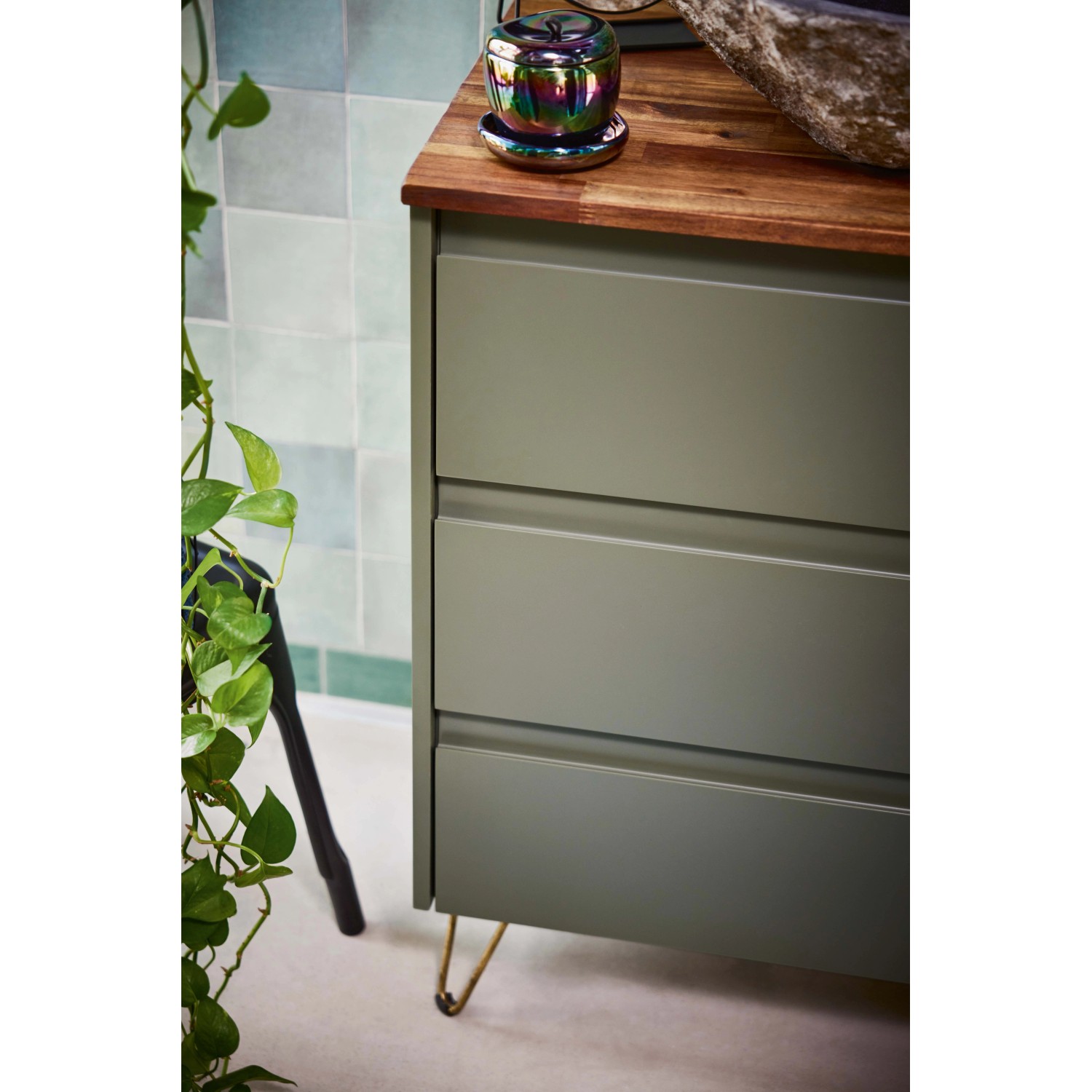 baliv Dark Wonder Kosmetikdose mit Flip-Flop-Effekt auf Badmöbel