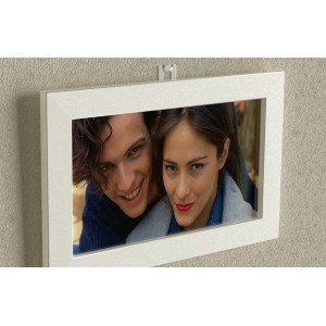 Bilderrahmen mit Foto, befestigt mit Fischer Bilderkralle (24 Stk.) an der Wand.