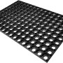Schwarze Astra Fußmatte Quadro Light, 60x80 cm, aus Gummi mit Löchern.