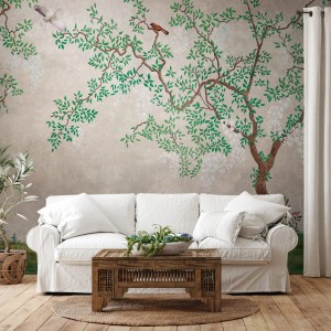 Fototapete mit Vogelmuster in Grau, Grün, Beige und Weiß. Natur- und Wald-Motiv für Wohnräume.