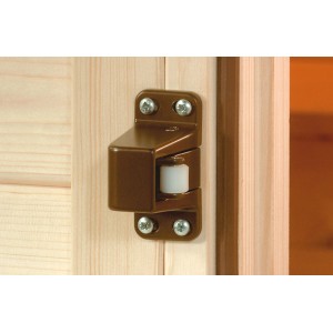 Brauner Weka Sauna-Rollverschluss an einer Holztür befestigt.