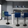 4er Set blaue ML-Design Barhocker mit Samtbezug, gepolstert und drehbar, vor Küchentheke.