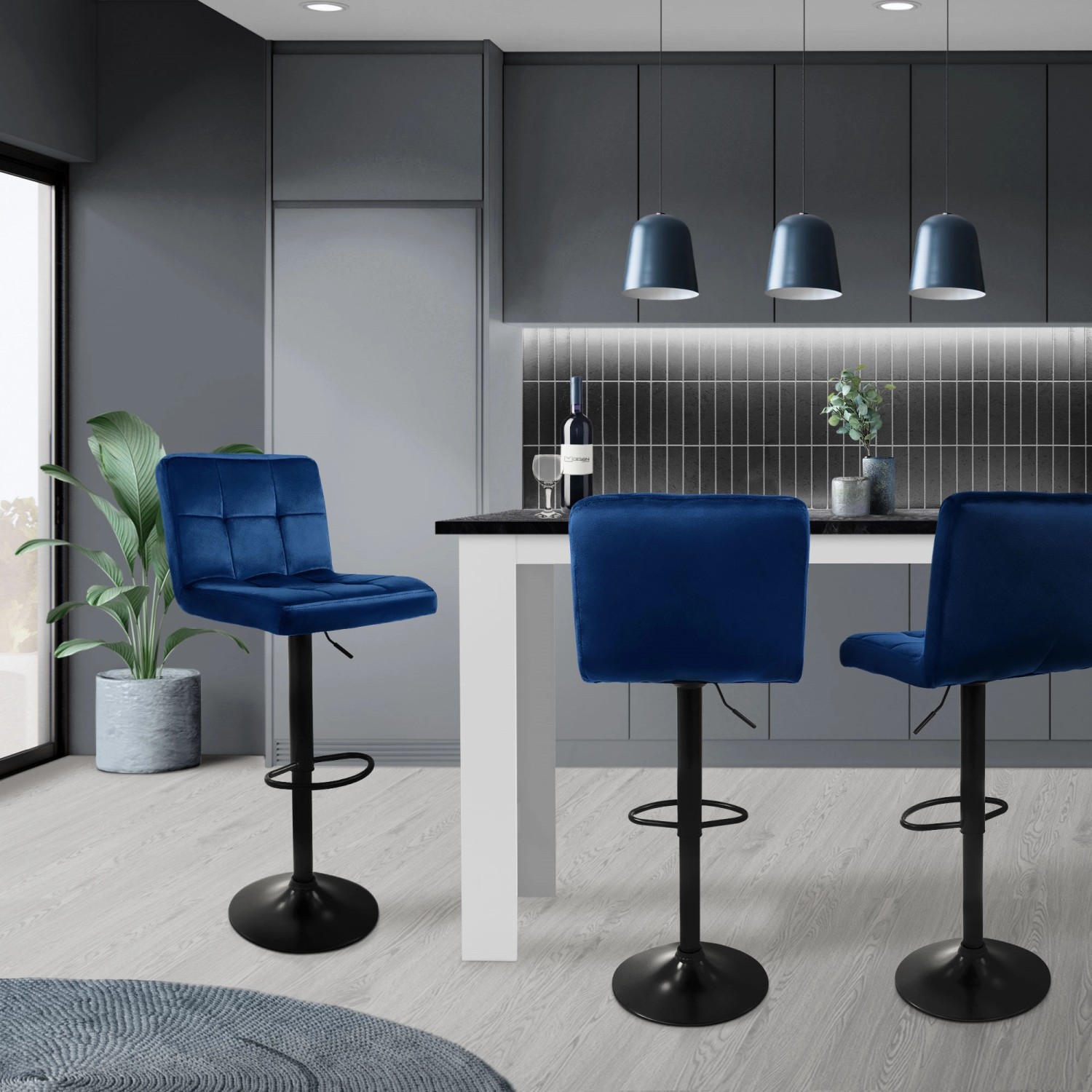 4er Set blaue ML-Design Barhocker mit Samtbezug, gepolstert und drehbar, vor Küchentheke.