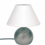 Tischleuchte Torgau: Nachttischlampe mit weißem Textilschirm und nickelfarbener Basis.