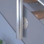 Detailaufnahme: Graue Treppe Kos mit Eiche Stufen und Edelstahl Geländer.