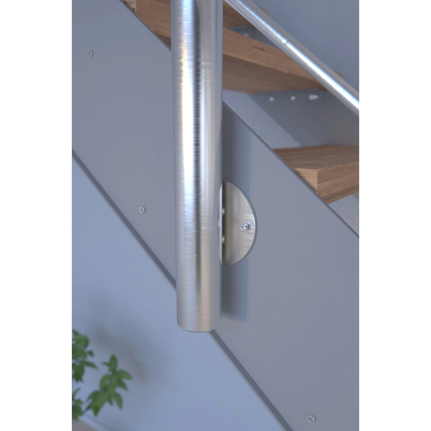 Detailaufnahme: Graue Treppe Kos mit Eiche Stufen und Edelstahl Geländer.