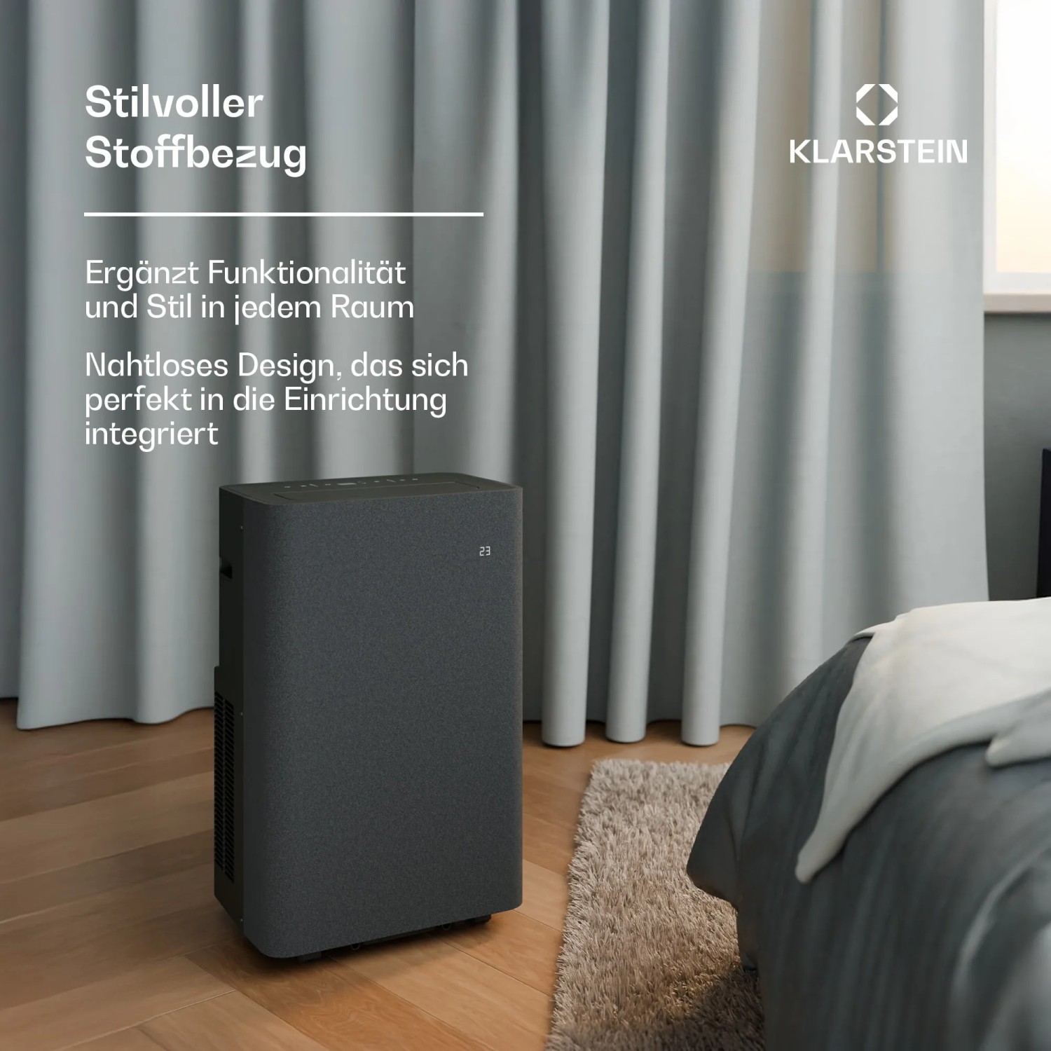 Klarstein AireLux Klimaanlage in Dunkelgrau mit Textilfront im modernen Schlafzimmer.