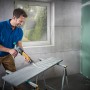 Mann nutzt wolfcraft Kartuschenpresse MG 600 Pro für Dichtstoff auf Werkstück. Maurerwerkzeug im Einsatz.