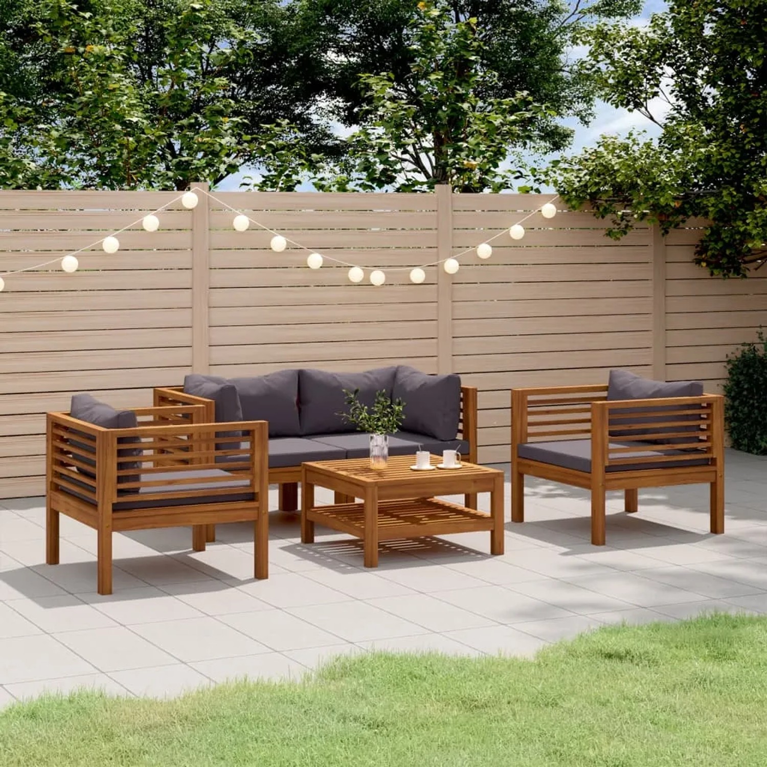 5-teiliges Garten Lounge Set aus Akazienholz mit dunkelgrauen Auflagen.