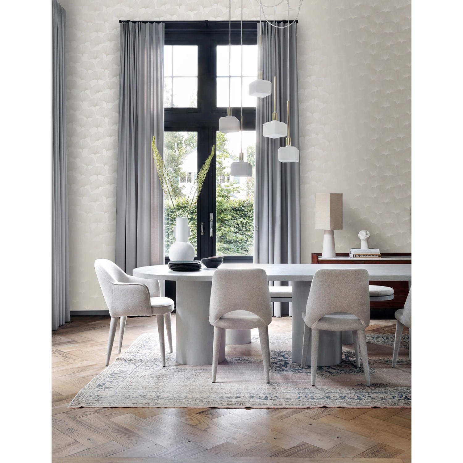 Warmgraue Ginkgoblätter Tapete von Origin Wallcoverings im Wohnraum.