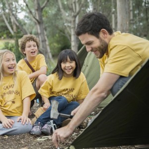 Camping: Familie zeltet und befestigt Zelt mit Relaxdays Felsbodenheringen.