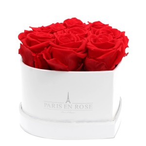 Herzförmige Rosenbox in Weiß-Silber mit 8 roten Rosen als Blumenstrauß.
