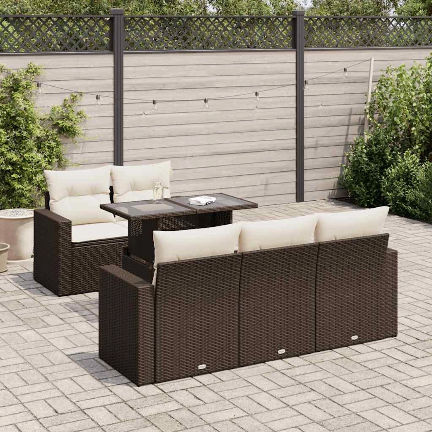Braune 6-tlg. vidaXL Garten-Sofagarnitur aus Rattan mit Tisch und cremefarbenen Kissen.