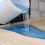 Gießen von blauem CreativEpoxy Epoxidharz in eine Holzform. Spezialspachtel für kreative Projekte.