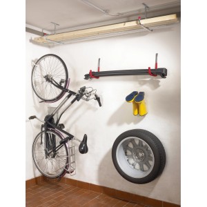 Verzinkter Stiefelhaken zur Wandmontage, ideal für Keller oder Garage.