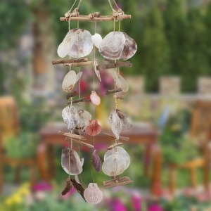 Windspiel aus Treibholz und schimmernden Muscheln, darunter Capiz- und Jakobsmuscheln, aufgehängt an Schnüren. Ideal für Garten oder Balkon.