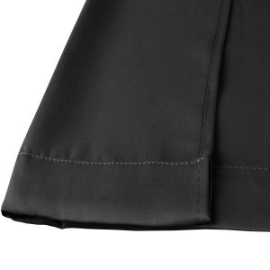 Detailaufnahme: Schwarze Arsvita Verdunkelungsgardine Shadow mit Universalband.