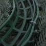 Detailansicht des grünen Polyethylen-Rahmens und der künstlichen Tannennadeln des MCW Kranzes Ø 45cm Weihnachtsdekoration.