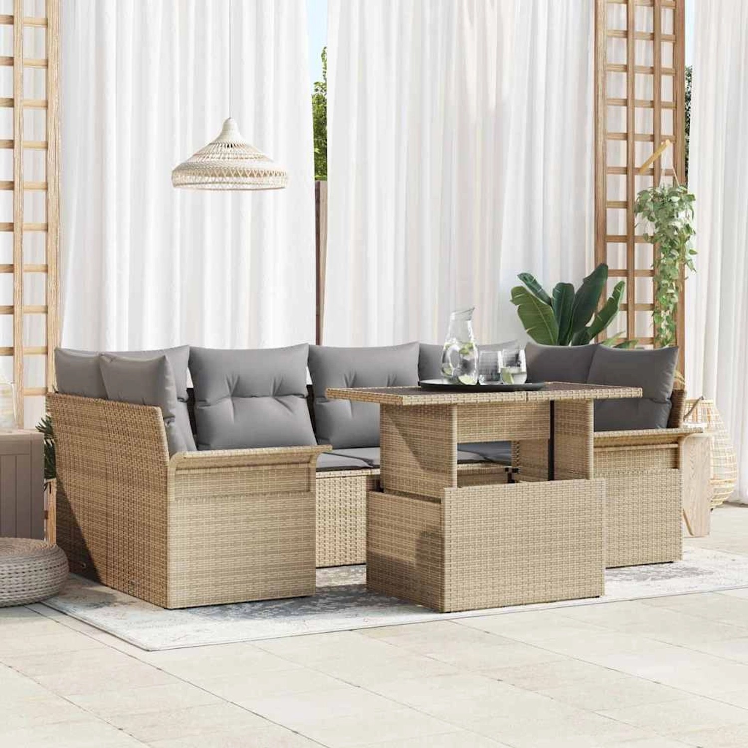 Beiges 7-teiliges vidaXL Garten-Sofa-Set aus Poly Rattan mit Tisch und grauen Kissen.