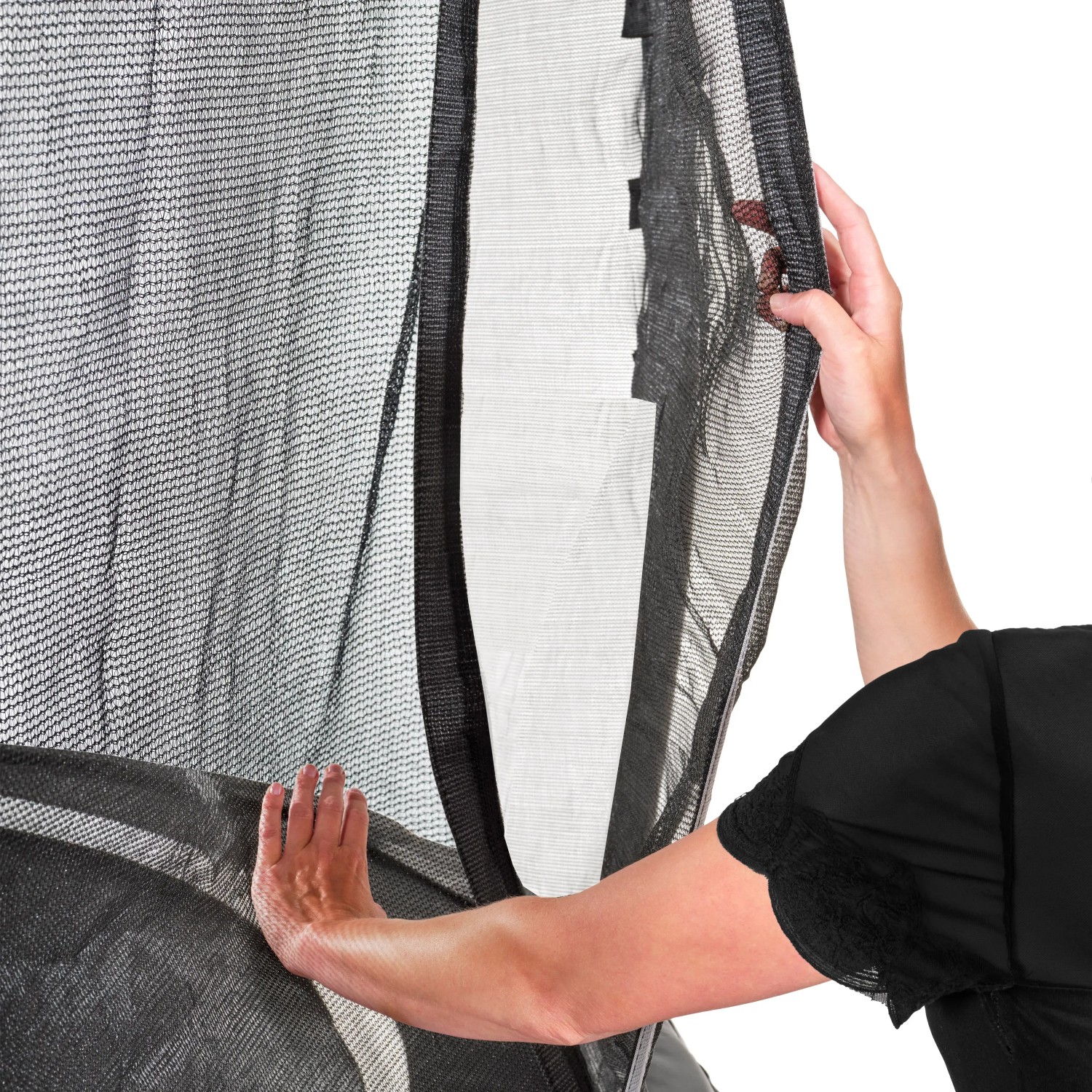 Detailaufnahme: Schwarzes EXIT Allure Premium Bodentrampolin Sicherheitsnetz mit Hand.