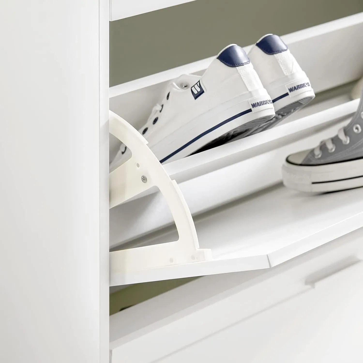 Detailansicht: Weißer SoBuy Schuhkipper (120cm) mit Schuhen. Schuhkommode für Flur und Eingangsbereich.