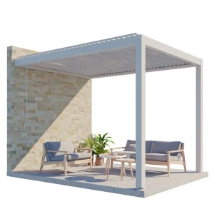 Weiße, wandmontierte Huun Pergola Piano 300x400 cm mit Lamellendach und Sitzgruppe.