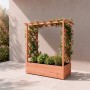 Wetterfester Blumenkasten aus Tannenholz, orange, mit Rankgitter und Dach. Bepflanzt auf Terrasse für vertikales Gärtnern.