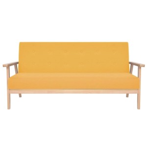 Gelbes 3-Sitzer Sofa mit Stoffpolsterung, Knopfheftung und hellem Holzgestell. Skandinavisches Design für Wohnzimmer.