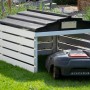 Dobar Mährobotergarage mit schwarz-weißem Design und abnehmbarem Dach. Mähroboter steht in der Garage.