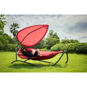 Rote Leco Luxus-Hängematte Gloria mit Sonnendach im Garten. Bequeme Sonnenliege zum Entspannen.