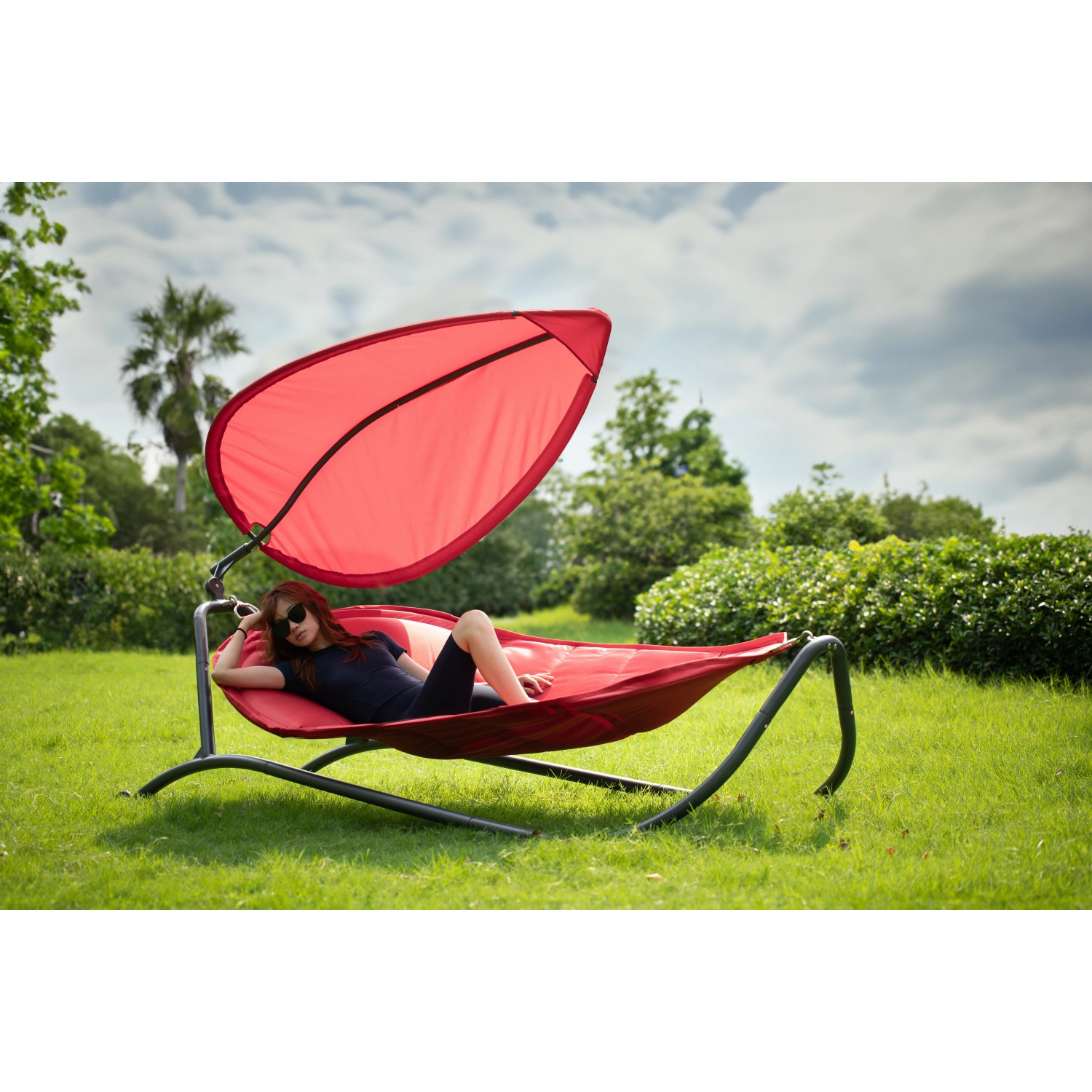 Rote Leco Luxus-Hängematte Gloria mit Sonnendach im Garten. Bequeme Sonnenliege zum Entspannen.