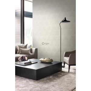 Beige Vliestapete mit verwitterten Metalldreiecken im modernen Wohnzimmer. Dekorative Tapete mit Glanz-Effekt.