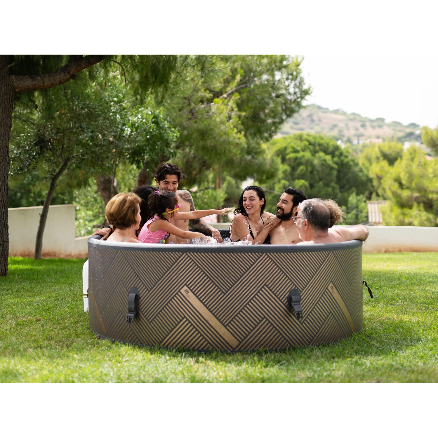 MSpa Frame Whirlpool Mono AirJet im Garten mit Familie und Hydromassage.