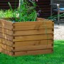 Quadratischer Dobar Gartenteich Alea aus Kiefernholz mit Pflanzen und Teichfolie im Garten.