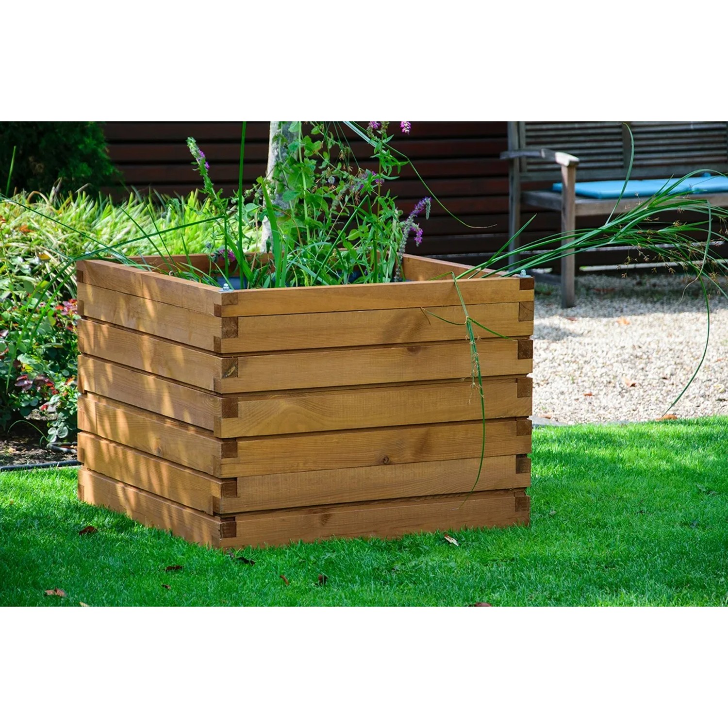 Quadratischer Dobar Gartenteich Alea aus Kiefernholz mit Pflanzen und Teichfolie im Garten.