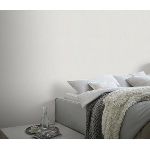 Erismann Vliestapete Aurora Calma Creme an Schlafzimmerwand, Ton-in-Ton-Optik.