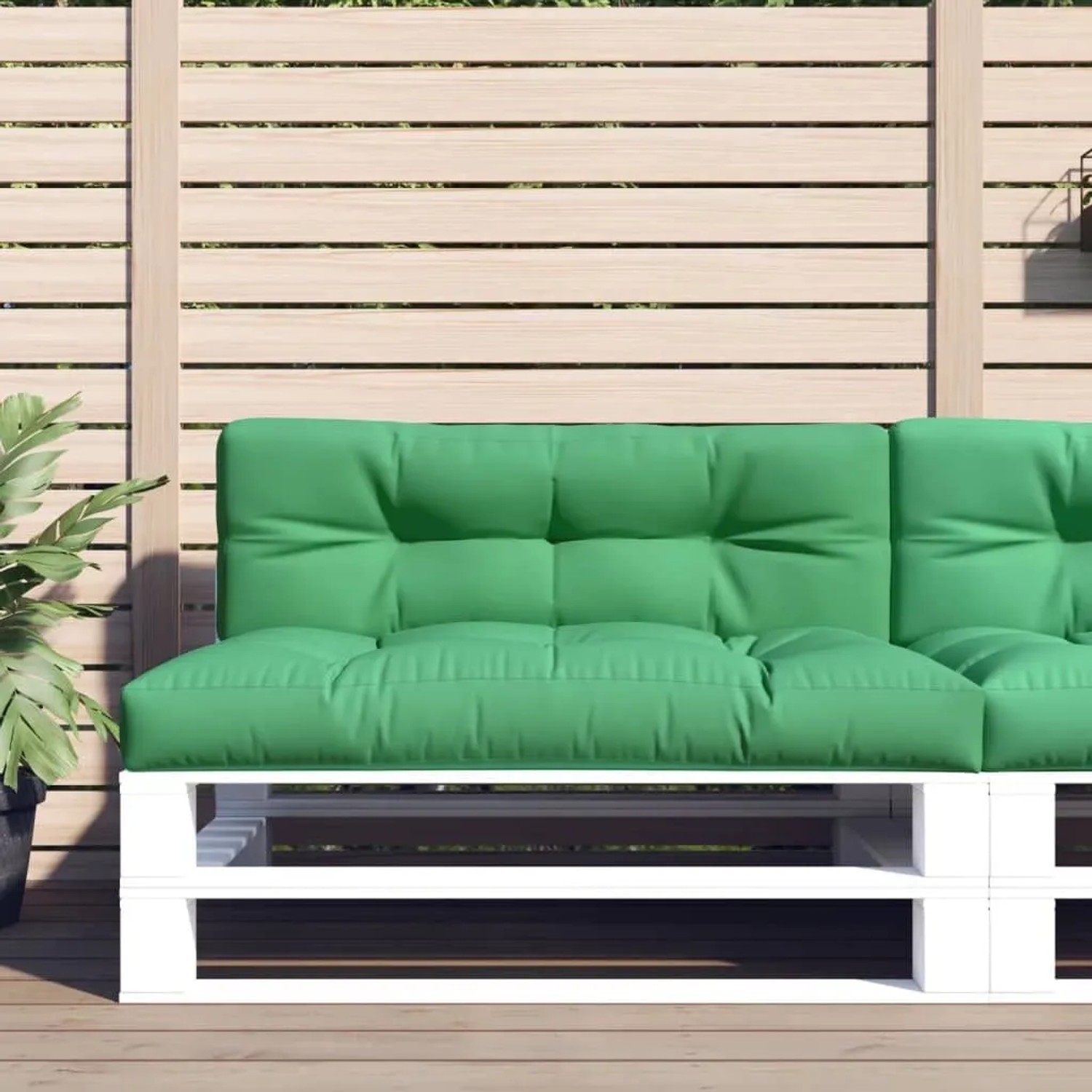 Grüne Palettenkissen (Sitz- & Rückenpolster) auf weißem Palettensofa. Bequeme Gartenauflagen aus Polyesterstoff für Outdoor.