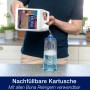 Bona Parkettreiniger Nachfüllkanister beim Befüllen einer Kartusche.