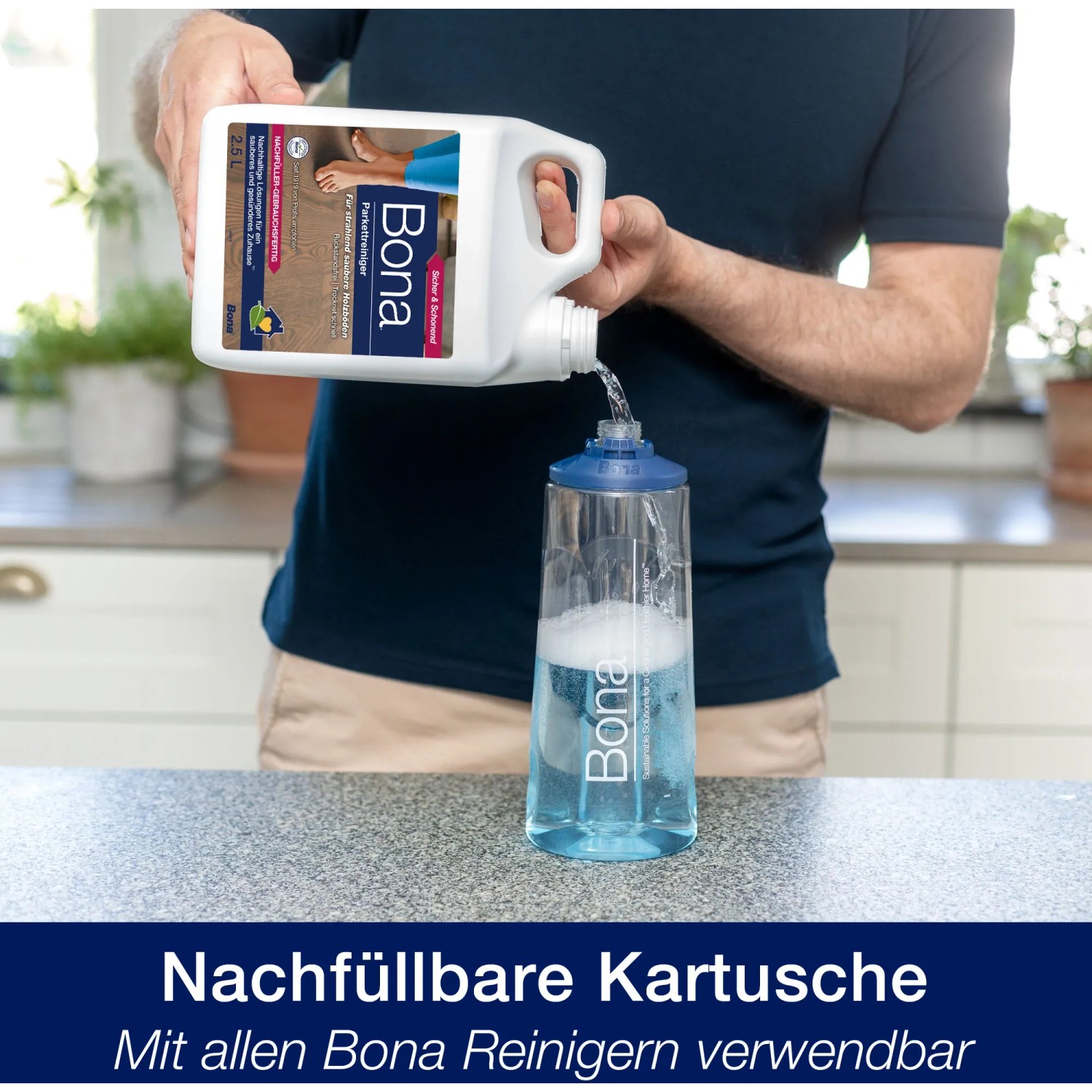 Bona Parkettreiniger Nachfüllkanister beim Befüllen einer Kartusche.