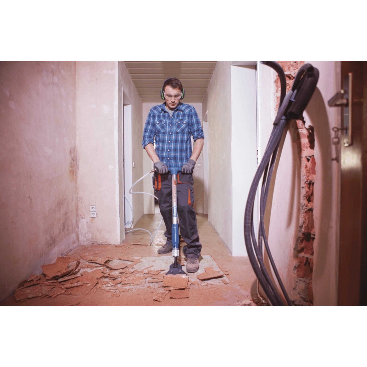 Scheppach Aero² Spade Druckluftspaten im Einsatz beim Entfernen von Fliesen.