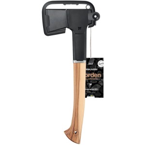 Fiskars Universalaxt Norden N10 mit Hickory-Holz Griff und schwarzem Axtkopf.