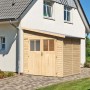 Unbehandeltes Karibu Holz-Gartenhaus Timsund mit Pultdach, 235x178 cm, an Hauswand stehend.