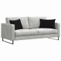 Zwei schwarze Sofakissen 60x40 cm aus Stoff auf einem Sofa. Dekokissen für Wohnzimmer.