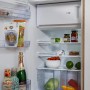 Offener Kühlschrank der Respekta Küchenzeile KB280ESWC, gefüllt mit Lebensmitteln.