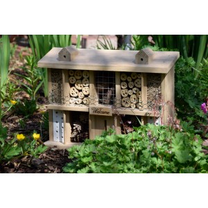 Eichenholz-Insektenhotel "Landsitz Superior" mit 10 Zimmern im Garten.